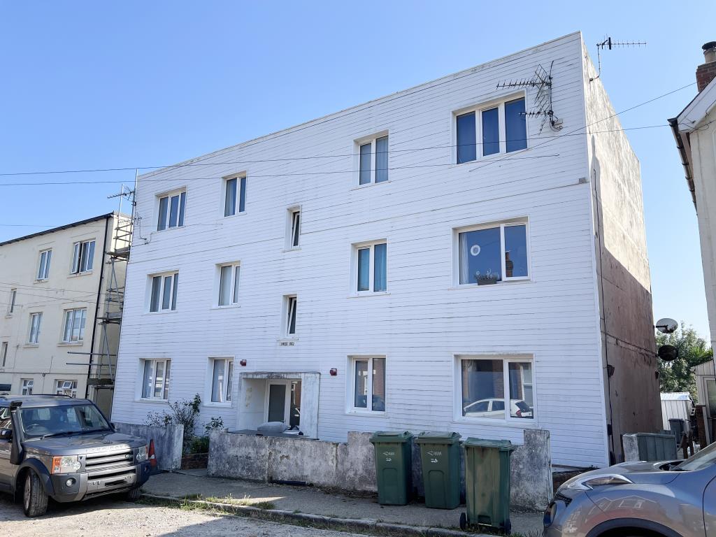 Lot: 129 - FREEHOLD BLOCK OF SIX TWO-BEDROOM FLATS FOR INVESTMENT - Detached block of flats